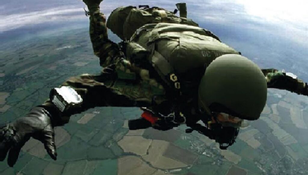 Από C-130 ο Α/ΓΕΕΘΑ παρακολούθησε άσκηση αλεξιπτωτιστών