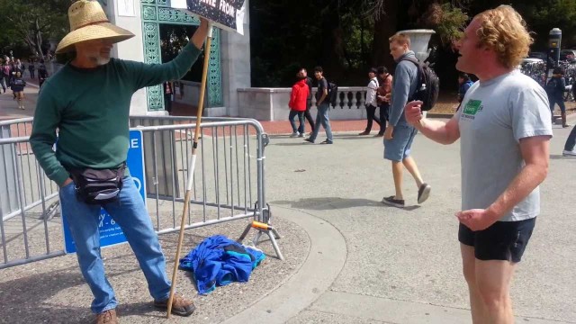 Άθεος στις ΗΠΑ ζητάει την φυλάκιση των Χριστιανών! (vid)