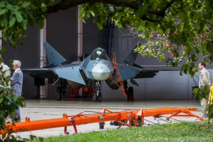Το T-50 PAK FA στο υπόστεγο δοκιμών