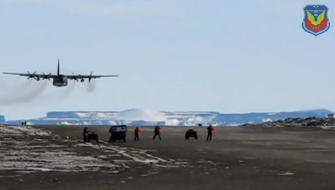 C-130: Πέταξε “ξυστά” πάνω από κεφάλια!