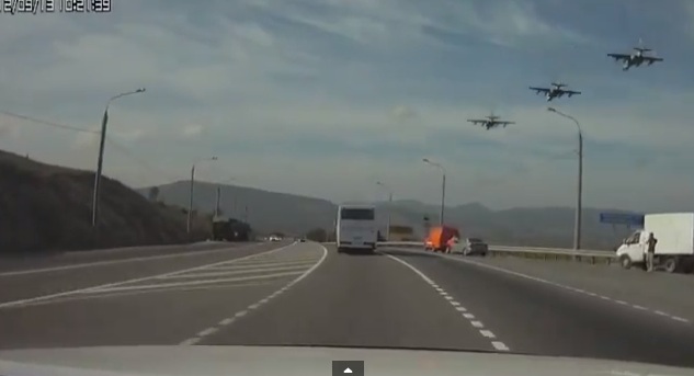 Su-25 σε χαμηλή διέλευση πάνω από αυτοκινητόδρομο