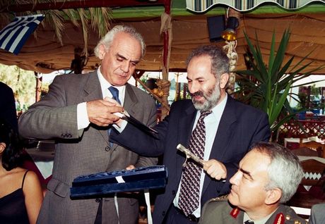 Απολογία Γ. Σμπώκου για την «αμαρτωλή» σύμβαση των ΤΟΡ-Μ1, ενώ ο ίδιος αρνείται την κατηγορία