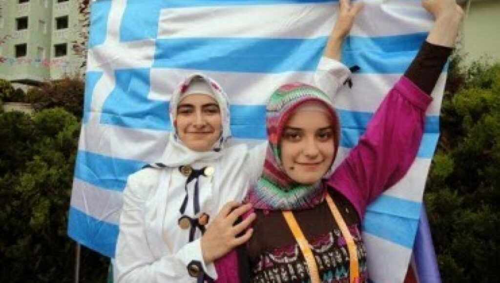 Πομάκες σήκωσαν την ελληνική σημαία στην Τουρκία!