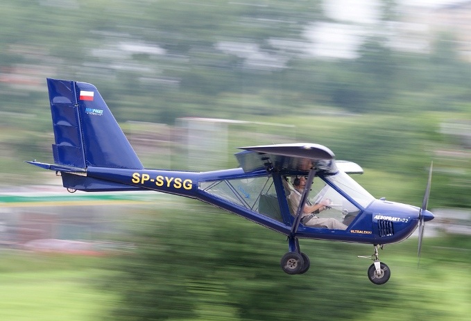 Προσγείωσε το μικρό του αεροσκάφος σε πλοίο