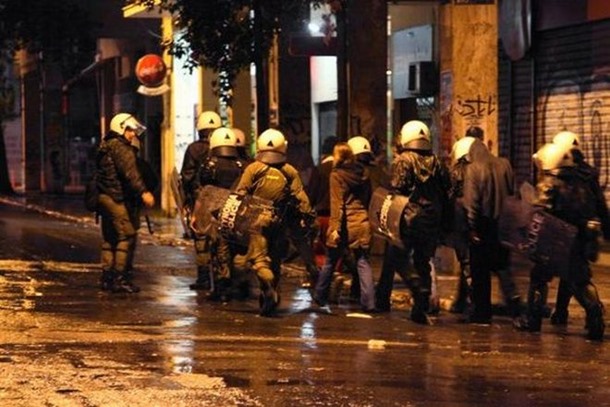 Καταδρομική επιχείρηση κουκουλοφόρων στο Α/Τ Εξαρχείων