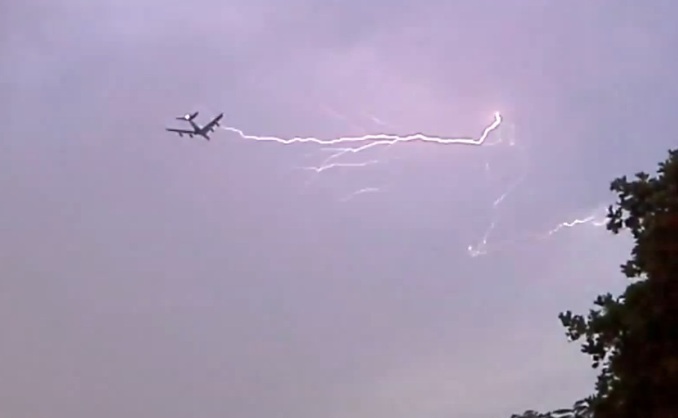 Κεραυνός κτυπά ένα Α-380 της Emirates