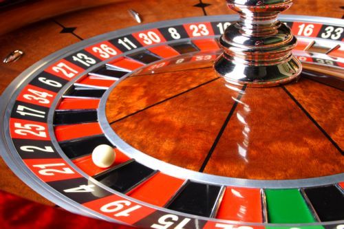 ΕΛ.ΑΣ.: 105 συλλήψεις σε παράνομο καζίνο στην Αθήνα