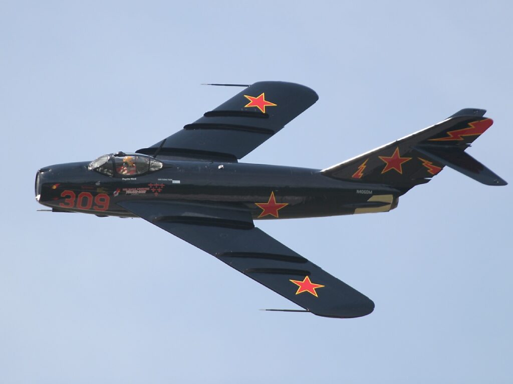 Εκπληκτικό πέρασμα MiG-17 “επί των κυμάτων”