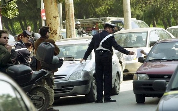 Αθήνα: 378 κλήσεις της Τροχαίας για παράνομο παρκάρισμα