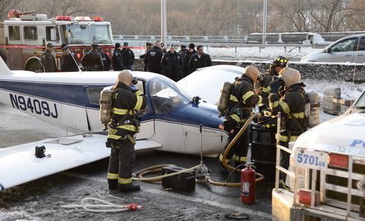 Aναγκαστική προσγείωση σε αυτοκινητόδρομο (vid)