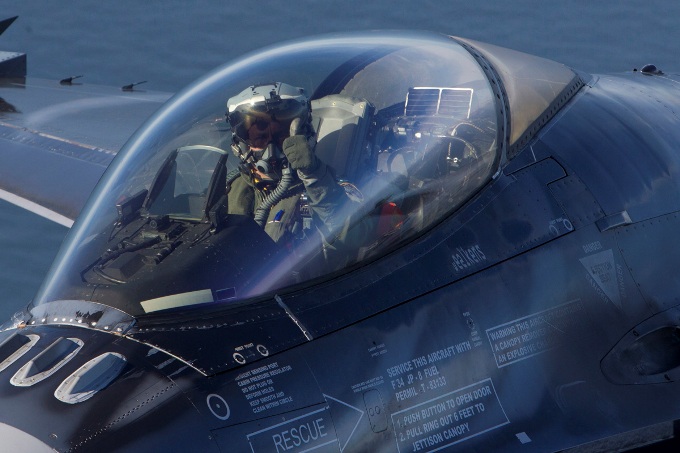 F-16 εναντίον  MiG-29 – Βίντεο από το πιλοτήριο