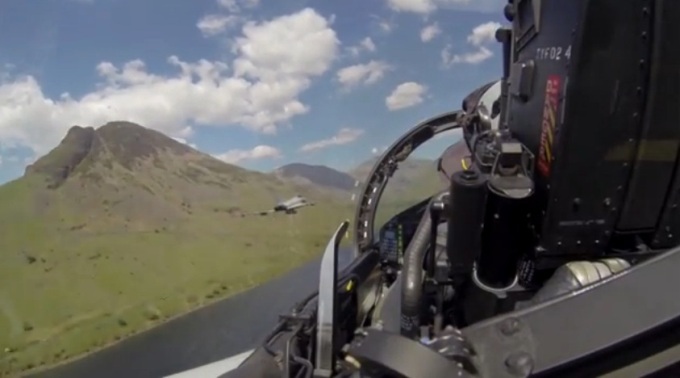 Πετάξτε στην πίσω θέση ενός Εurofighter Typhoon