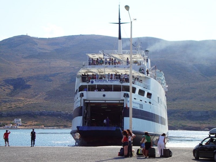 Καταρρέει η ελληνική ακτοπλοΐα στις άγονες γραμμές