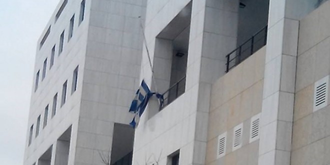 Κατέβασμα ελληνικής σημαίας από το Δημαρχείο Καβάλας