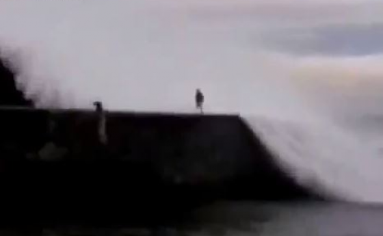 Kύματα εξαφανίζουν… έναν περαστικό! (vid)