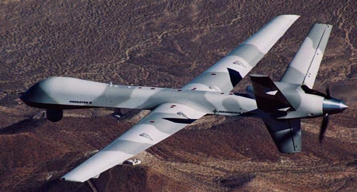 Χωρικοί πετροβολούν UAV που έχει πέσει