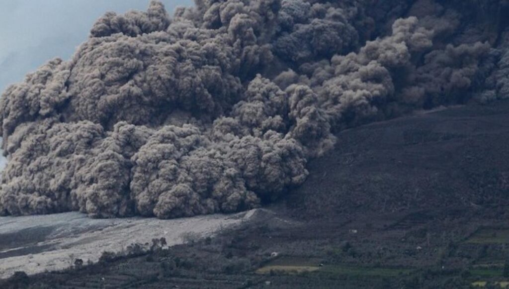 Ινδονησία: Συναγερμός σε τρία ηφαίστεια μετά την έκρηξη του Σιναμπούνγκ