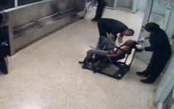 Αστυνομικοί έδεσαν 23χρονη και της έκοψαν τα μαλλιά [Βίντεο]