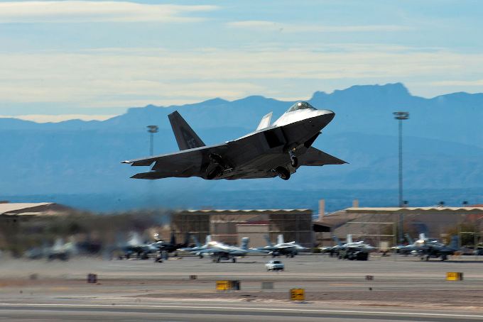 F-22, Eurofighter Typhoon, B-2 στην ΑΒ Nellis (Βίντεο)
