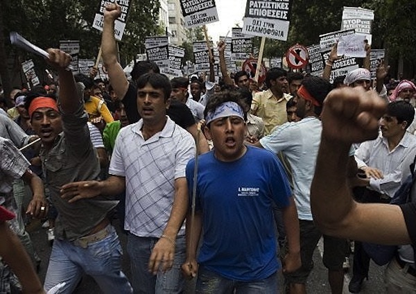 Μετά το ελβετικό δημοψήφισμα και οι Γάλλοι θέλουν δημοψήφισμα για τους μετανάστες