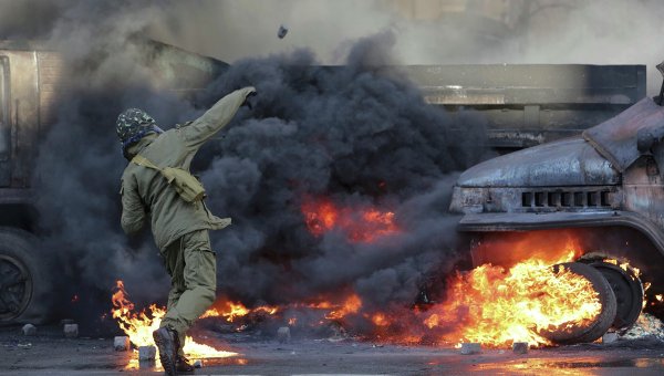 Ουκρανία φωτό-σοκ: Διαδηλωτής πετά χειροβομβίδα σε ΤΟΜΠ – Εμπλοκή ειδικών δυνάμεων του Στρατού