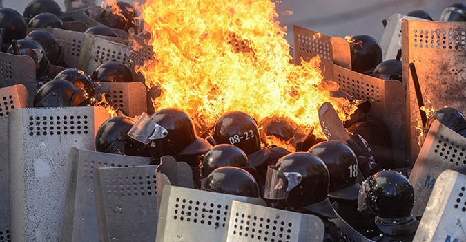 Video από Κίεβο: Πυροβολούν στο “ψαχνό” οι εξτρεμιστές – «Άγνωστος» σκοτώνει διαδηλώτρια