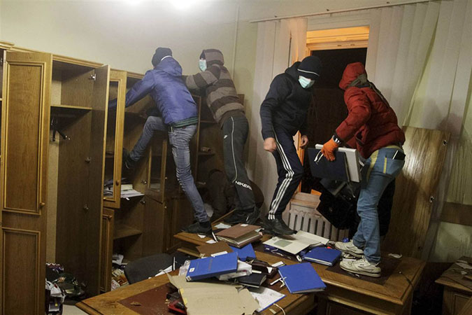 Ουκρανία: Αιματηρές ταραχές και συγκρούσεις στο Λβιβ