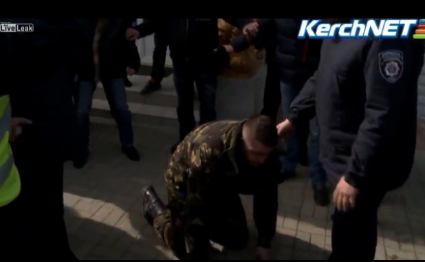 Κριμαία: Ουκρανοί πολίτες ξυλοκοπούν δυτικόφιλους (βίντεο)