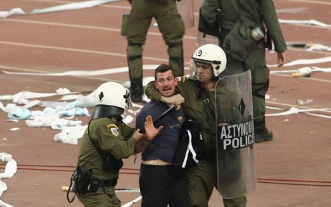 Σοβαρά επεισόδια και συγκρούσεις οπαδών με ΜΑΤ στη Λεωφόρο
