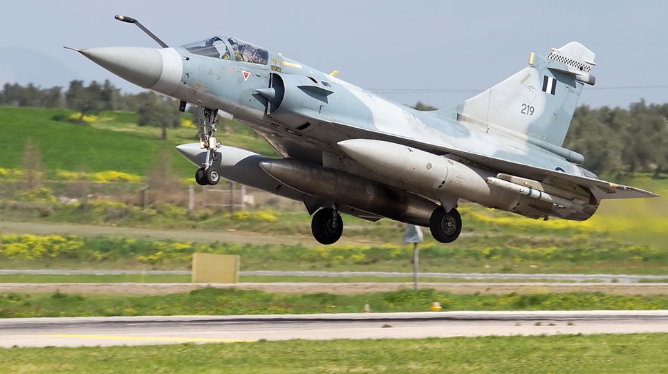 Aναγκαστική προσγείωση παλαιού Mirage 2000ΕGM στην Τανάγρα