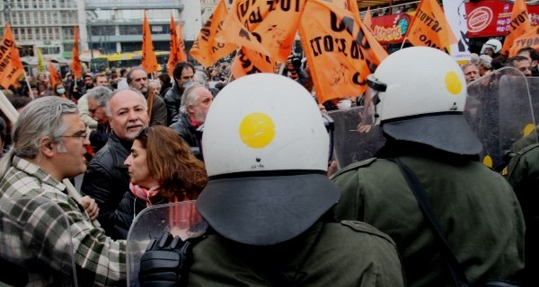 Σοβαρά επεισόδια στο Σύνταγμα – Μπουκάλια ρίχνουν οι πολίτες στα αυτοκίνητα της τρόικα