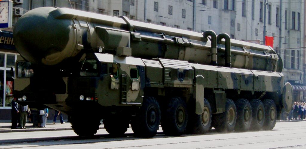 ΒΙΝΤΕΟ-ΣΟΚ: Ρώσοι ορθόδοξοι ιερείς ευλογούν πυρηνικό βλήμα Topol-M – Η Μόσχα δείχνει έτοιμη για όλα