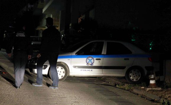 Έκρυβε όπλα και κροτίδες σε καφετέρια
