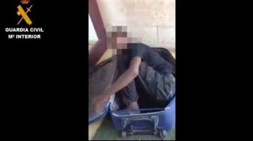 Βίντεο: Λαθρομετανάστης μέσα σε βαλίτσα στην Ισπανία