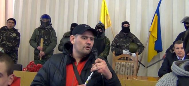 Ουκρανία: Νεοναζί εισβάλλουν με ρόπαλα και σφυριά σε δημοτικό συμβούλιο [βίντεο]