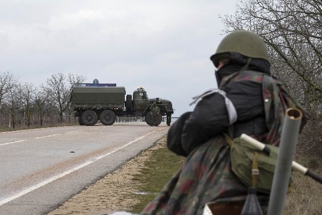 Προελαύνουν οι ρωσικές δυνάμεις στην Κριμαία
