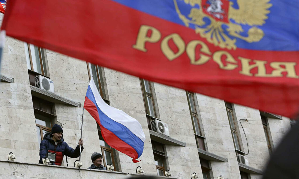 Oι δυνάμεις ασφαλείας του Ντόνετσκ προσχωρούν στην Ρωσία – Έβαλαν τη σημαία στις ασπίδες τους