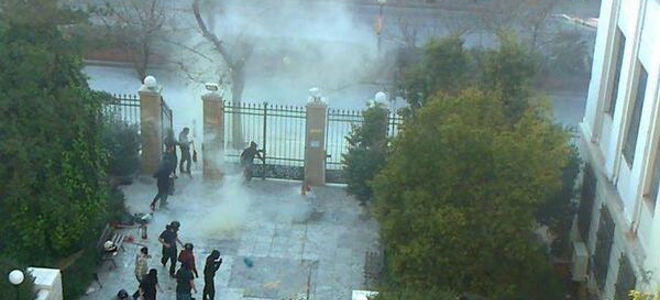 Επεισόδια στην ΑΣΟΕΕ – Αναρχικοί επιτέθηκαν σε αστυνομικούς