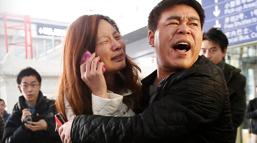 Κίνα: Συγγενείς των αγνοουμένων του Boeing πέταξαν μπουκάλια σε αξιωματούχους