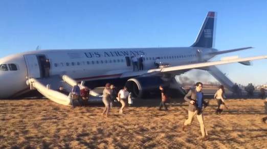 Δείτε τους επιβάτες ενός Airbus A320 να εγκαταλείπουν πανικόβλητοι το αεροσκάφος