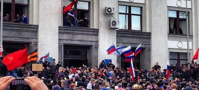 Ντόνετσκ: Ρωσόφωνοι πολιορκούν το αρχηγείο της αστυνομίας όπου κρατείται ο ηγέτης τους