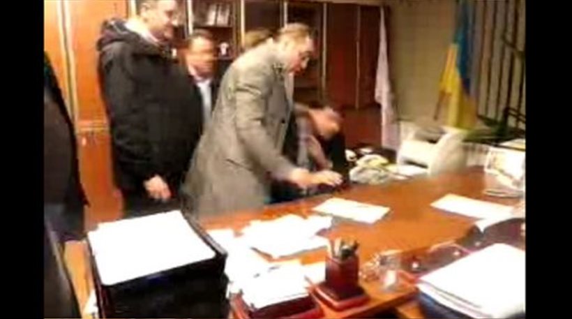 Κίεβο: Νεοναζί επιτέθηκαν σε διευθυντή καναλιού και τον απήγαγαν [βίντεο]