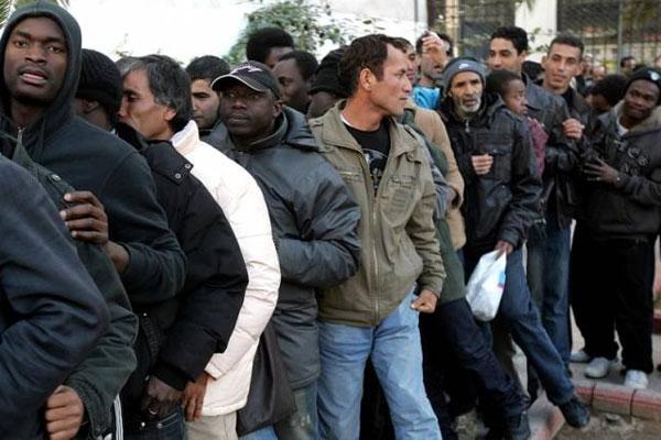 Αγγλία: «Είμαι άνεργος – Δουλειές και επιδόματα τα παίρνουν μετανάστες» – «Είσαι ρατσιστής»! (video)