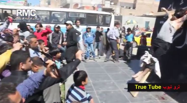 Συρία: Τον σταύρωσαν ισλαμιστές αντάρτες γιατί “έκλεψε” φαγητό! (vid)