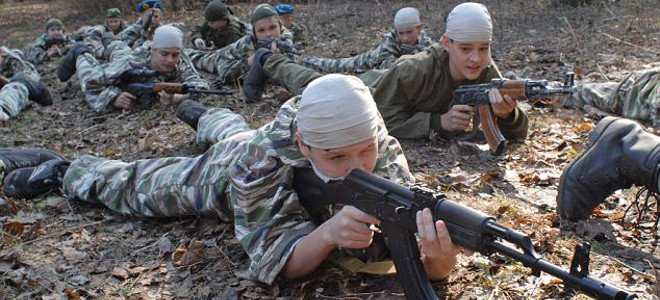 Στη Ρωσία μαθαίνουν τα παιδιά να είναι σκληροτράχηλα από πέντε ετών