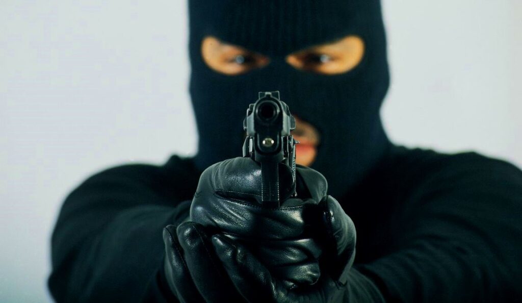 Απίστευτο: Τρομοκράτες ανέλαβαν τη “τήρηση της τάξης” με ΑΚ-47 στην πλατεία Εξαρχείων!