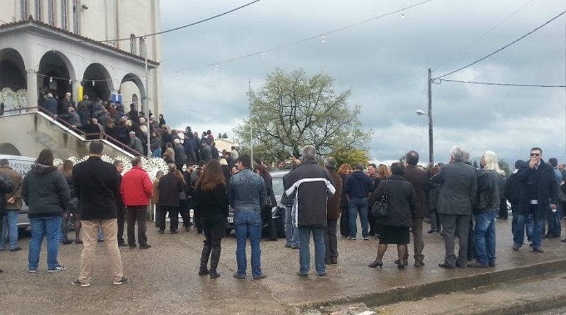 Οργή και οδύνη στην κηδεία του αδικοχαμένου υπαρχιφύλακα [εικόνες – vid]