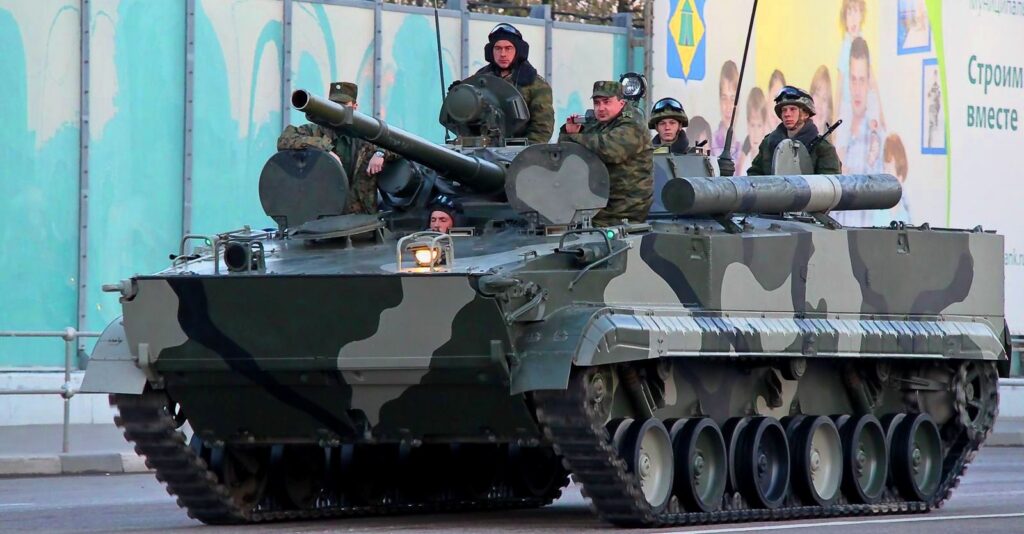 Ξαφνική σύγκλιση ρωσικών Στρατιών στην Δυτική Περιφέρεια: Έφεραν μέχρι και BMP-3! (vid)