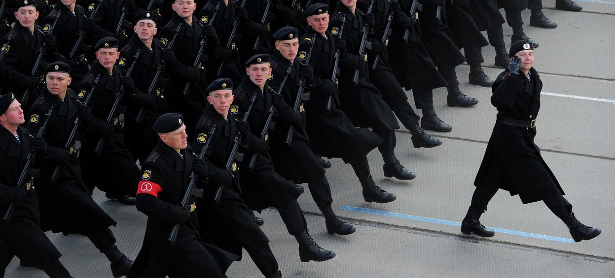 Η Ρωσία αποσύρει “μερικώς” τα στρατεύματά της από τα σύνορα με την Ουκρανία