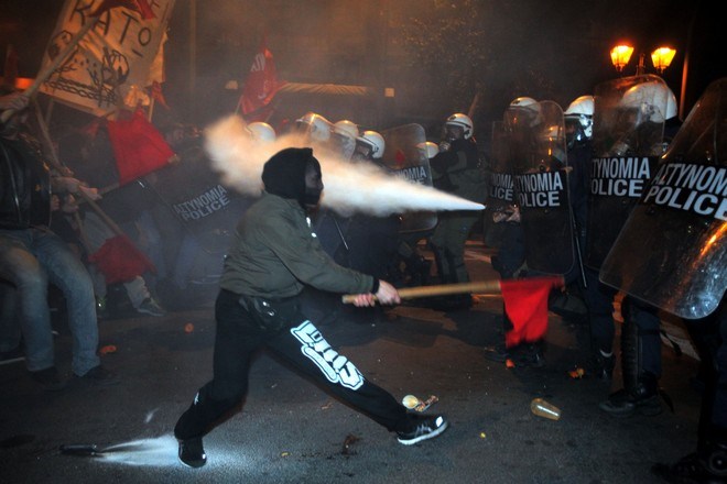 Επεισόδια αυτή τη στιγμή στα Προπύλαια